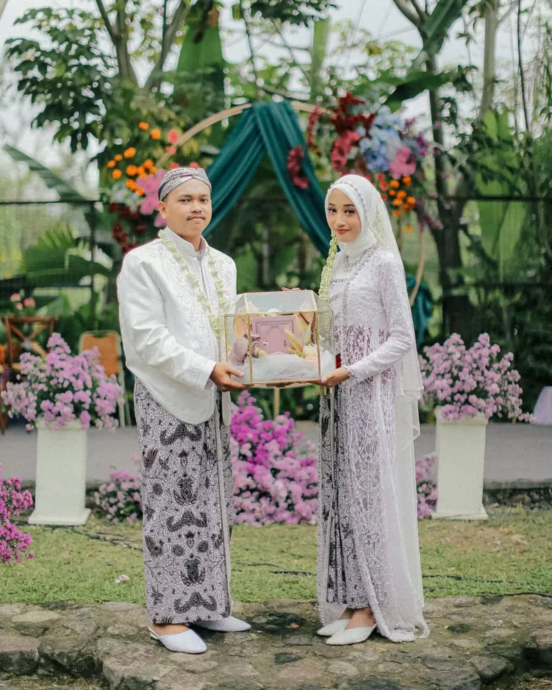 Pengantin dengan seserahan